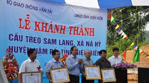 Khánh thành cầu treo Sam Lang, không còn cảnh chui túi nylon khi qua suối